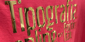 T-shirt con stampa in oro, argento e olografico